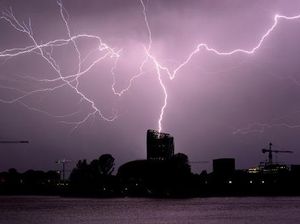 Momen Mengerikan Pria Nyaris Tewas Saat Merekam Petir