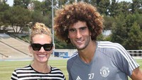 Pada kesempatan berbeda pada tempat latihan MU dalam pramusim kali ini, Roberts foto bersama dengan Marouane Fellaini. (Foto: Instagram @JuliaRoberts)