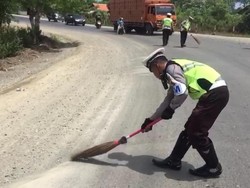 Cegah Kecelakaan, Polantas Aceh Sapu Kerikil di Jalanan