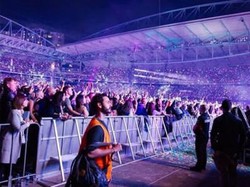 Duh! Banyak Netizen Rela Utang ke Pinjol buat Beli Tiket Coldplay