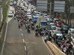 Nekat Naik JLNT Casablanca, Pemotor Ditilang Polisi