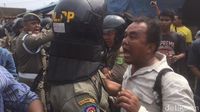 Foto: Ricuh Penertiban Pedagang Pasar di Medan