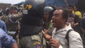 Foto: Ricuh Penertiban Pedagang Pasar di Medan