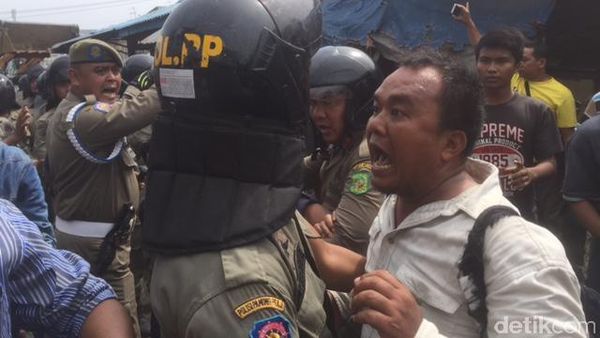 Foto: Ricuh Penertiban Pedagang Pasar di Medan