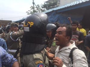 Foto: Ricuh Penertiban Pedagang Pasar di Medan