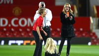 Roberts, yang ketika itu ditemani suami dan anak-anaknya, menikmati benar momennya di Old Trafford. (Foto: Clive Brunskill/Getty Images)