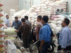 Tim Satgas Pangan Gerebek Gudang Pengoplos Beras di Mojokerto