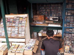 Berburu Kaset Rhoma Irama Hingga Metallica di Cihapit Bandung