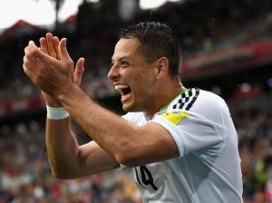 So Sweet-nya Chicharito dan Sir Alex Ferguson