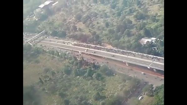 Foto: Pemotor Berduyun-duyun Lawan Arah di JLNT Casablanca