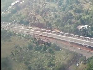 Foto: Pemotor Berduyun-duyun Lawan Arah di JLNT Casablanca