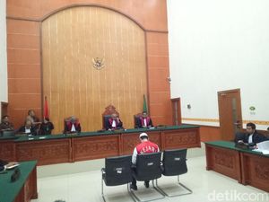 Jalani Sidang Kasus Narkoba, Ridho Rhoma Kembali Ditemani Sang Ayah