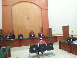 Jalani Sidang Kasus Narkoba, Ridho Rhoma Kembali Ditemani Sang Ayah