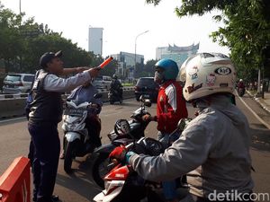 Contraflow di Jalan Salemba Raya, Warga: Enak Lancar Walau Muter Contraflow di Jalan Salemba Raya, Warga: Enak Lancar Walau Muter