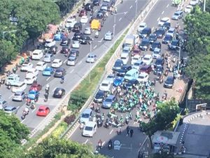 Protes Rekannya Ditilang di JLNT, Driver Ojek Online Tutup Jalan