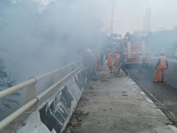 Tumpukan Sampah di Kedoya Terbakar, Asap Ganggu Pengguna Tol