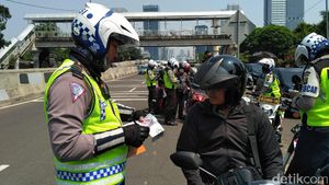 Foto: Pemotor Bandel Ditilang karena Terobos JLNT Casablanca