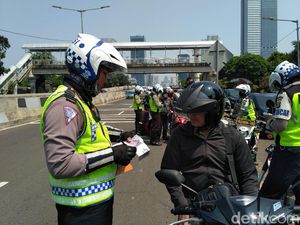 Foto: Pemotor Bandel Ditilang karena Terobos JLNT Casablanca