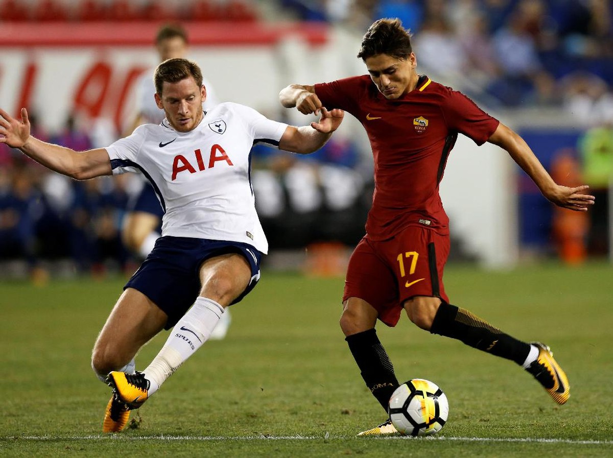 Jan Vertonghen berusaha menghentikan tembakan dari Cengiz Under (Mike Segar/Reuters)