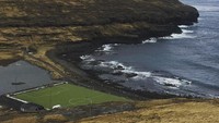 Berjarak hanya beberapa langkah dari Laut Atlantik, Eidi Stadium merupakan kandang buat beberapa klub semi-profesional di Kepulauan Faroe. (Instagram @marisavillag)