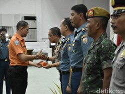 Basarnas Berikan Penghargaan untuk Tim Evakuasi Helikopter SAR