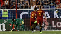 Roma unggul lebih dulu di menit ke-13 lewat penalti Diego Perotti. Wasit menunjuk titik putih usai Cameron Carter-Vickers melakukan handball di kotak terlarang. Foto: REUTERS/Mike Segar