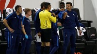 Manajer Spurs Mauricio Pochettino melakukan protes kepada ofisial pertandingan. Foto: REUTERS/Mike Segar