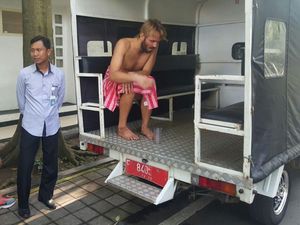 Bule Nyaris Bugil di Kebun Raya Bogor Dideportasi ke Negara Asal Bule Nyaris Bugil di Kebun Raya Bogor Dideportasi ke Negara Asal