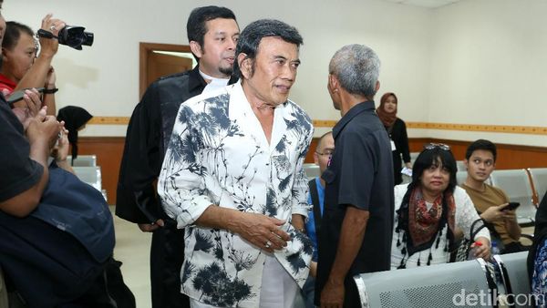 All White! Penampilan Rhoma Irama di Persidangan Ridho Rhoma