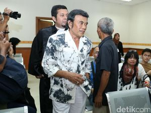 All White! Penampilan Rhoma Irama di Persidangan Ridho Rhoma