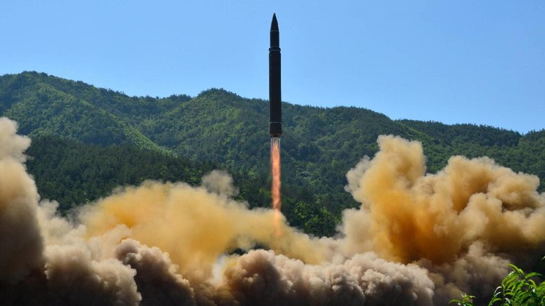 Ini Hwasong-14, Rudal yang Bisa Gendong Bom Hidrogen Korut