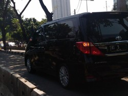 Mobil RI-5 Melintas di Busway Depan Gandaria City