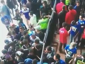 Polisi yang Loloskan Bobotoh Tanpa Tiket Segera Disidang Disiplin Polisi yang Loloskan Bobotoh Tanpa Tiket Segera Disidang Disiplin