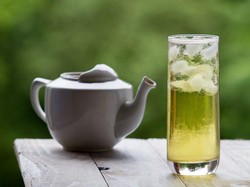 Hidup Sehat, Kourtney Kardashian Memilih Minum Teh Hijau Dibandingkan Kopi