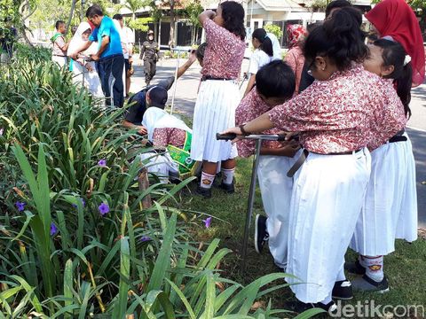 Para siswa bantu membuat lubang biopori/