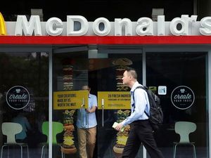 Seperti Apa Ya Rasanya Burger Nasi Lemak dari Singapura?