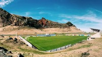 Inilah perpaduan sempurna keindahan alam dengan buatan manusia. Bisa menampung 2.300 orang, Hasteinsvollur Stadium di Islandia ini sudah ada sejak 1912. (Instagram @bandersdverg)