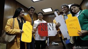 Mahasiswa Beri Obat Kuat ke Pansus Angket KPK