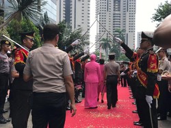 Momen Penuh Haru Saat Irjen Iriawan Tinggalkan Polda Metro