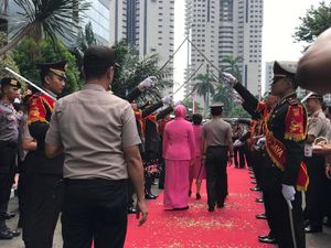 Momen Penuh Haru Saat Irjen Iriawan Tinggalkan Polda Metro Momen Penuh Haru Saat Irjen Iriawan Tinggalkan Polda Metro