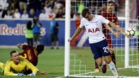 Spurs mampu memperkecil ketertinggalan setelah Harry Winks memaksimalkan sebuah kemelut di depan gawang Roma di menit ke-87. Foto: Elsa/Getty Images