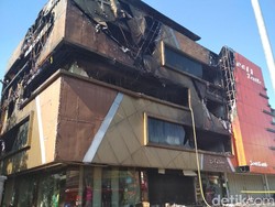 Polisi Selidiki Penyebab Kebakaran Toko Tekstil DFashion Bandung