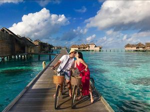 Ciuman Mesra Sammy Simorangkir untuk Viviane di Maldives