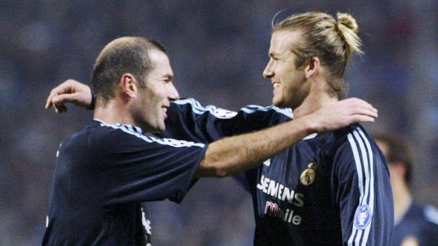 Zinedine Zidane (kiri) pernah menjadi gelandang kenamaan di era 1990-an hingga 2000-an.