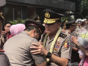 Pisah-Sambut di Polda Metro, Irjen Iriawan Dikalungi Bunga Pisah-Sambut di Polda Metro, Irjen Iriawan Dikalungi Bunga