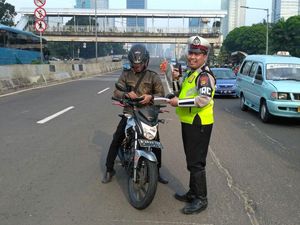 Polisi Tilang Pemotor Bandel yang Melintas di JLNT Casablanca
