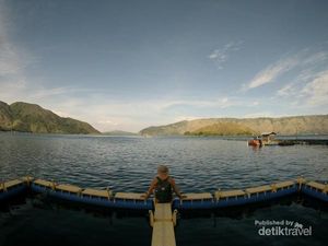 Tahu Ada Kafe Terapung di Danau Toba?