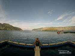 Tahu Ada Kafe Terapung di Danau Toba?