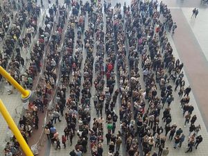 Antrean Tertib Tanpa Pembatas Bikin Netizen Takjub Antrean Tertib Tanpa Pembatas Bikin Netizen Takjub