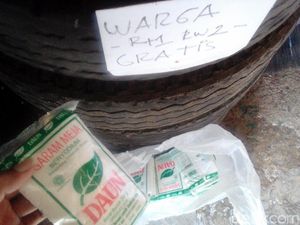 Pengusaha di Banyumas Bagi-bagi Garam Gratis Pengusaha di Banyumas Bagi-bagi Garam Gratis